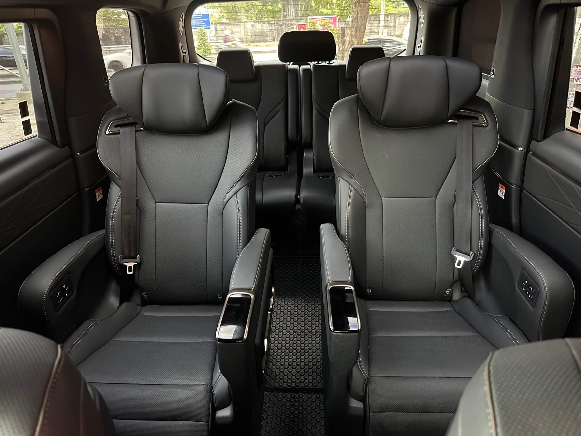 Cabin of rent Alphard Samut Prakan