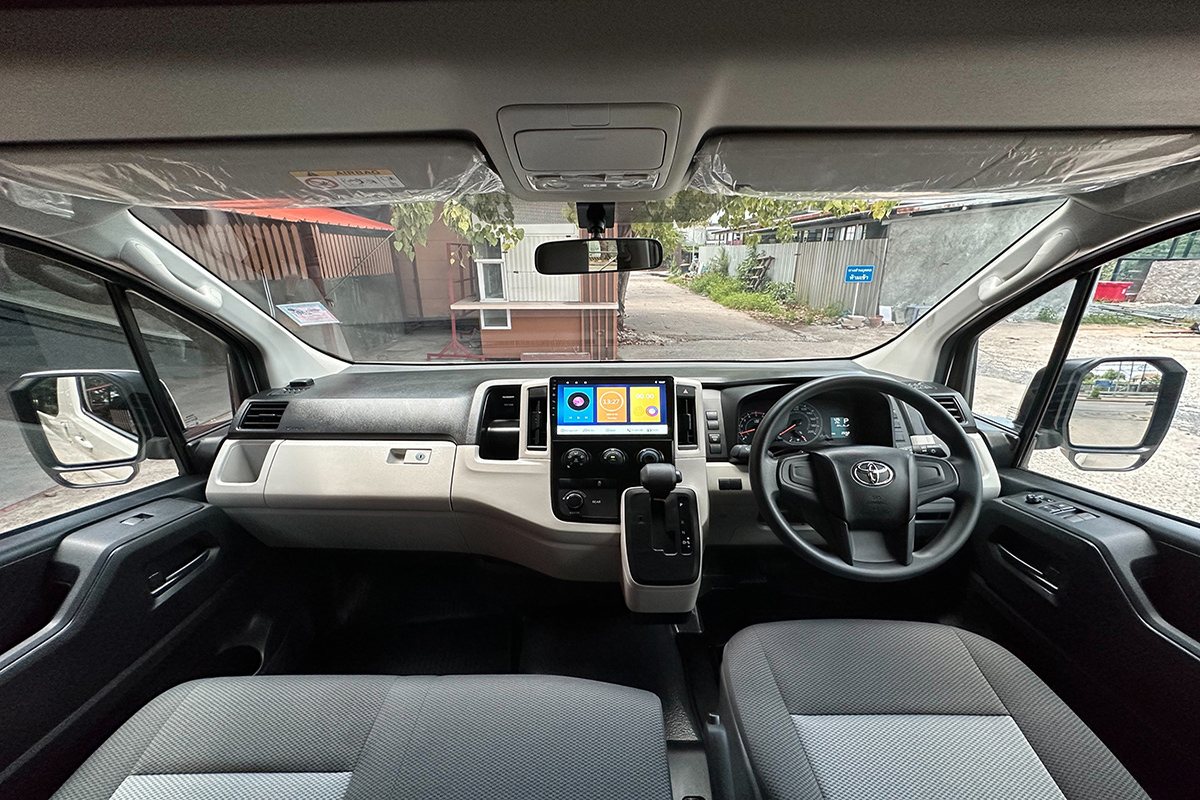 เช่ารถตู้ขับเอง รุ่น Toyota Commuter เช่ารถตู้แบบ 12 ที่นั่ง